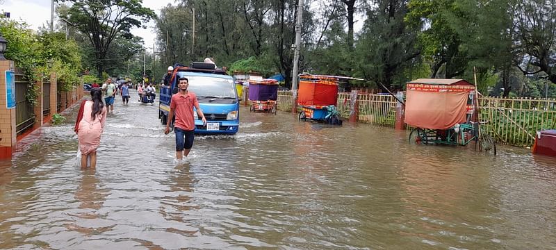 বন্যা কবলিত নোয়াখালী জেলা প্রশাসকের কার্যালয়ের সামনের সড়ক। আজ সকালে তোলা